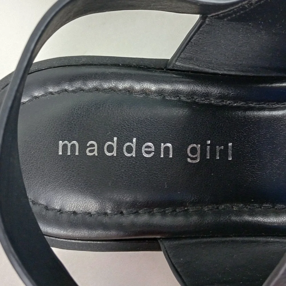 Madden Girl Womens 7 Black Platform Lug Sole Buckle Strappy Coliee Sandals